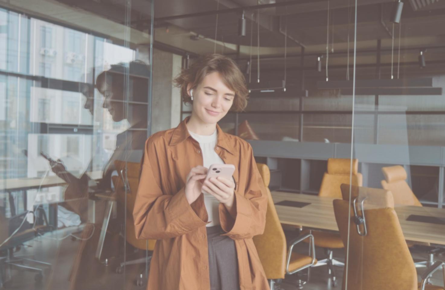Finanzberatung Büro mit Dokumenten und Taschenrechner
